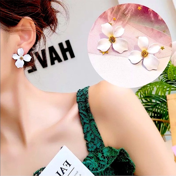 🌸💐WHITE 💐🌸Flower Stud Earrings - Picture 3 of 6